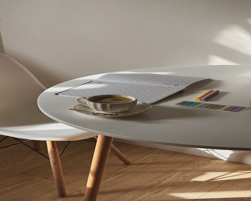 Libreta de notas y una taza de café en un escritorio